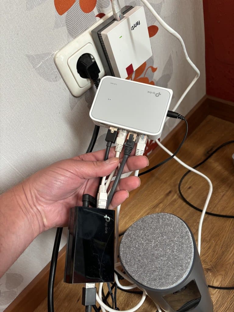 Power of Ethernet (PoE) Switches connected to Fritz Box Repeater and PoE Injector